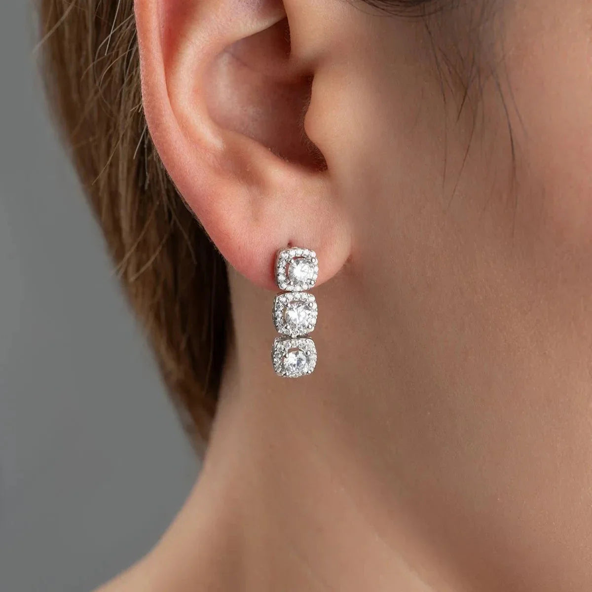 Zirkon taşlı kare üçlü sallantılı küpe, kulakta kullanımı.
