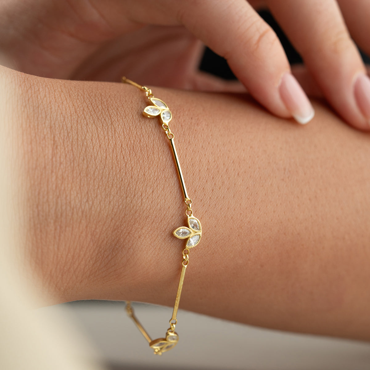 Zirkon taşlı lotus bileklik, bilekte kullanımı.