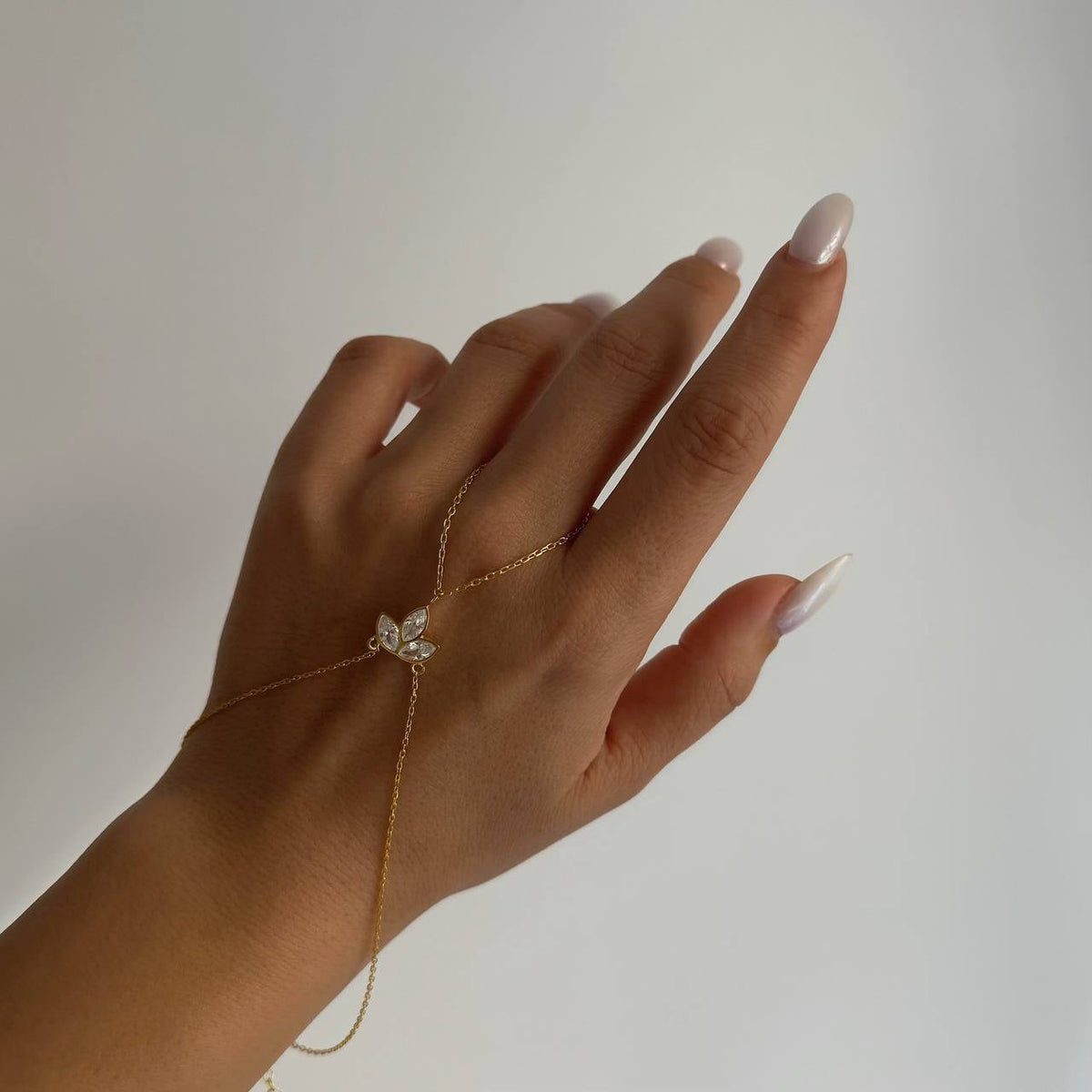 Zirkon taşlı lotus çiçeği şahmeran, elde kullanımı.