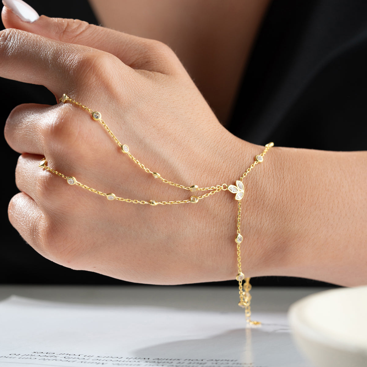 Zirkon taşlı mini lotus top zincir şahmeran, elde kullanımı.
