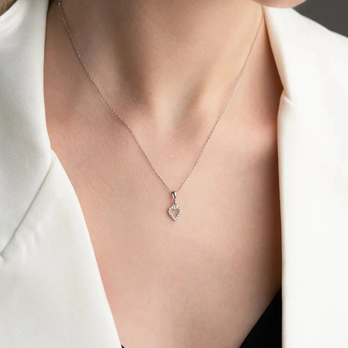 Zirkon taşlı mini love kolye, boyunda kullanımı.
