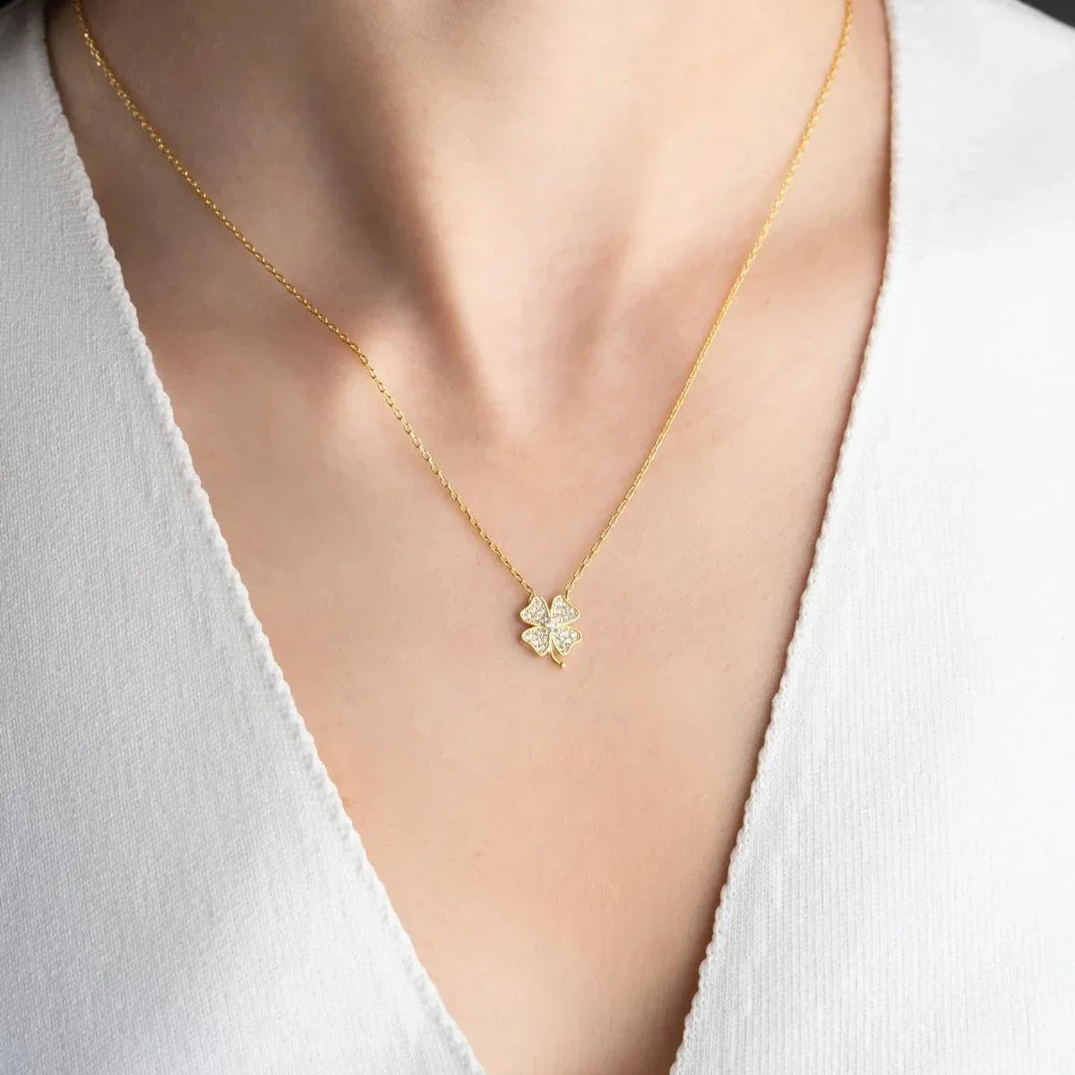 Zirkon taşlı minimal yonca kolye, boyunda kullanımı.